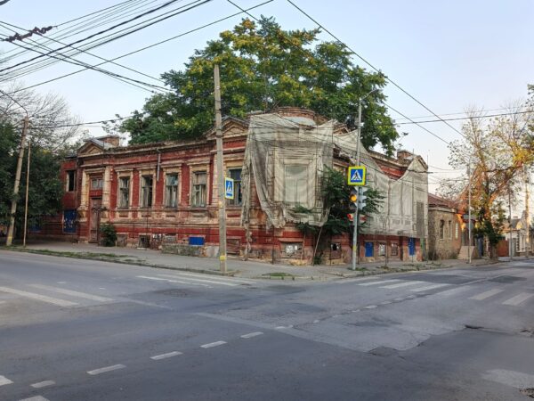 Дом-призрак в Нахичевани отреставрируют?